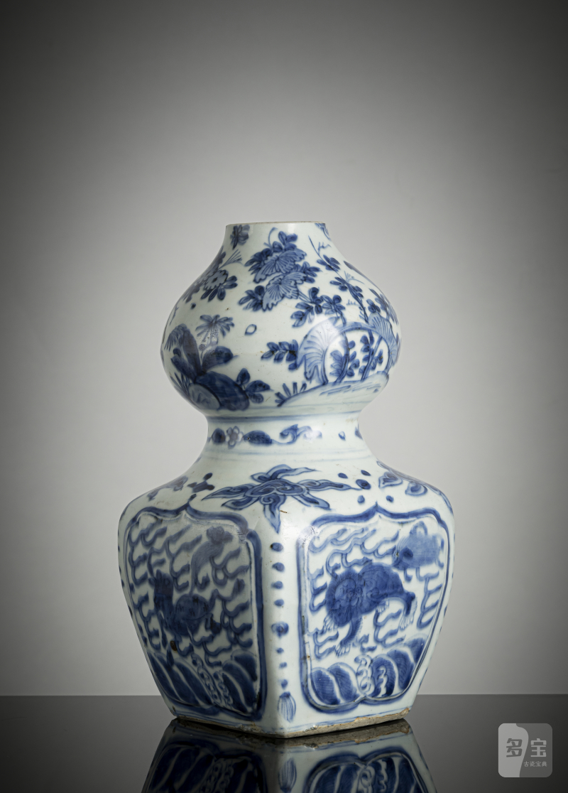 A double gourd vase with underglaze blue decoration of leaping horses over waves, flowers and fruits - 图3